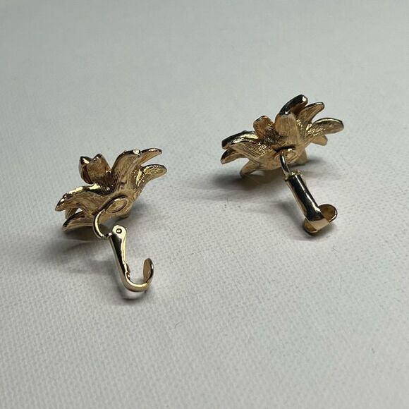VINTAGE Gold-Tone Flower Clip On Earrings w/ Rhinestones - Picture 3 of 5